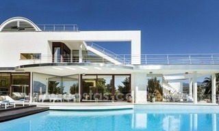 Te koop in Nueva Andalucia, Marbella: Design Villa met panoramisch golf-, berg- en zeezicht 3