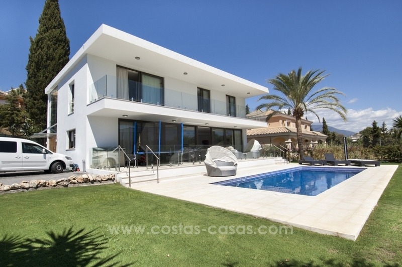 Gloednieuwe moderne villa te koop in Nueva Andalucia, Marbella
