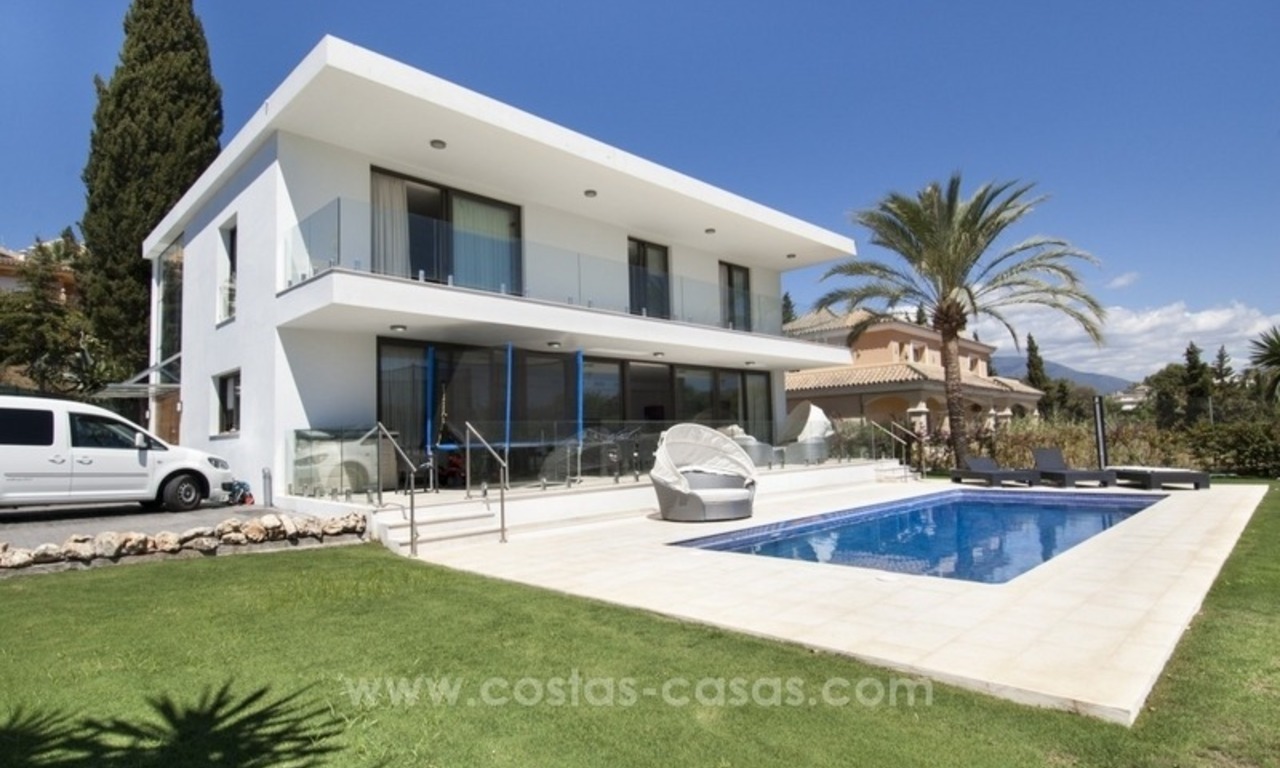 Gloednieuwe moderne villa te koop in Nueva Andalucia, Marbella 0