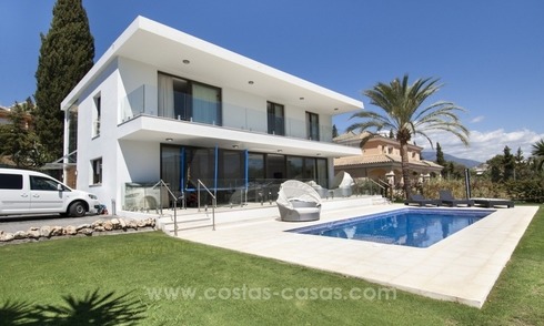 Gloednieuwe moderne villa te koop in Nueva Andalucia, Marbella 