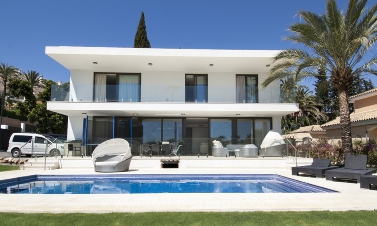 Gloednieuwe moderne villa te koop in Nueva Andalucia, Marbella 1