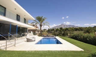 Gloednieuwe moderne villa te koop in Nueva Andalucia, Marbella 2
