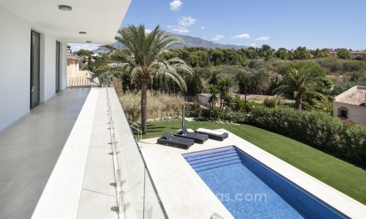 Gloednieuwe moderne villa te koop in Nueva Andalucia, Marbella 12