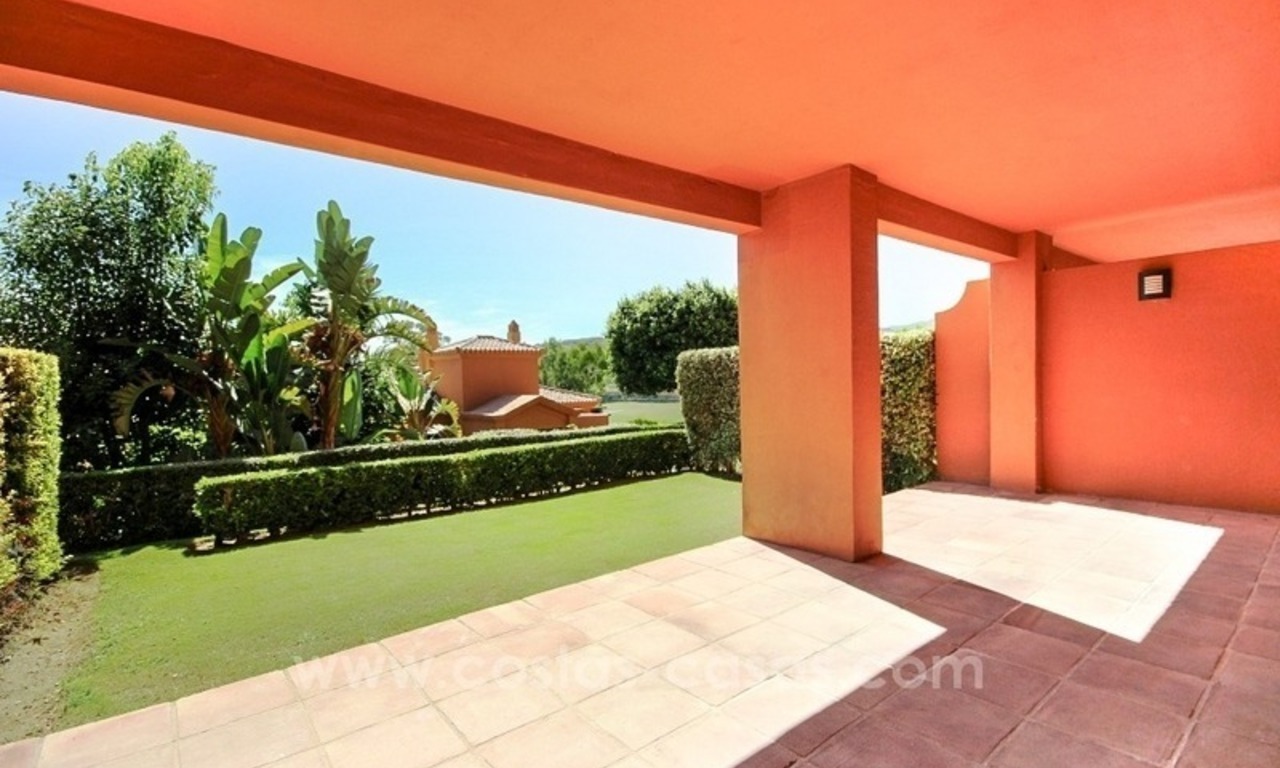 Mooi appartement te koop in Benahavis - Marbella in een complex direct aan de golfbaan 2