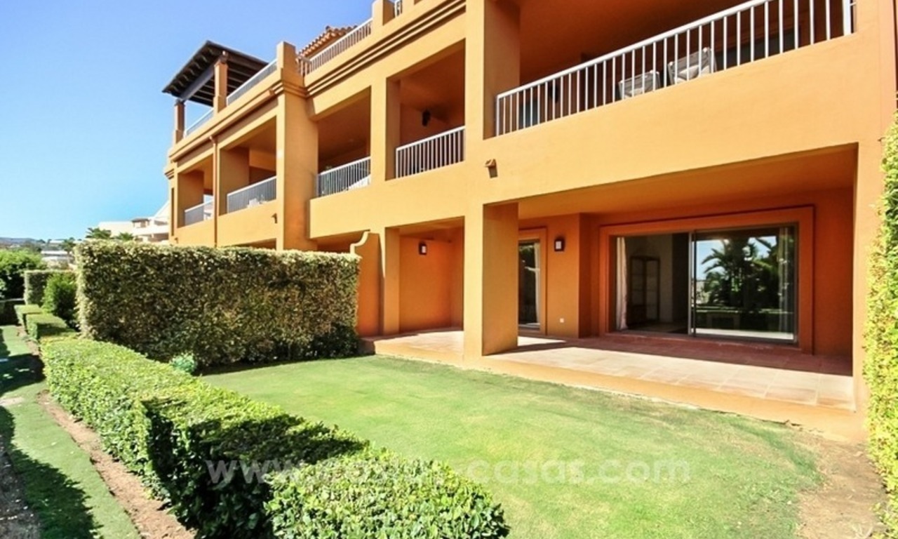 Mooi appartement te koop in Benahavis - Marbella in een complex direct aan de golfbaan 0