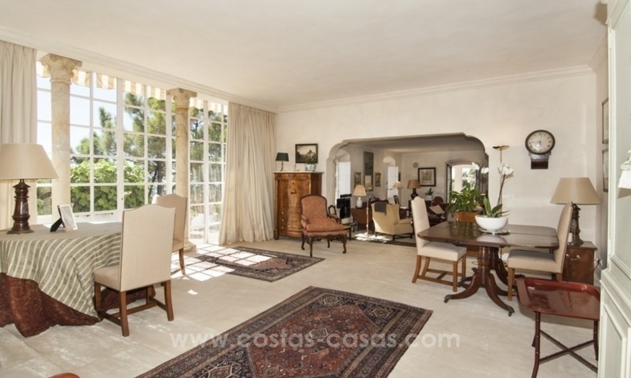 Villa te koop in Provençaalse stijl in El Madroñal, Benahavis – Marbella, met panoramisch berg-en zeezicht 5