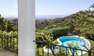 Villa te koop in Provençaalse stijl in El Madroñal, Benahavis – Marbella, met panoramisch berg-en zeezicht 16