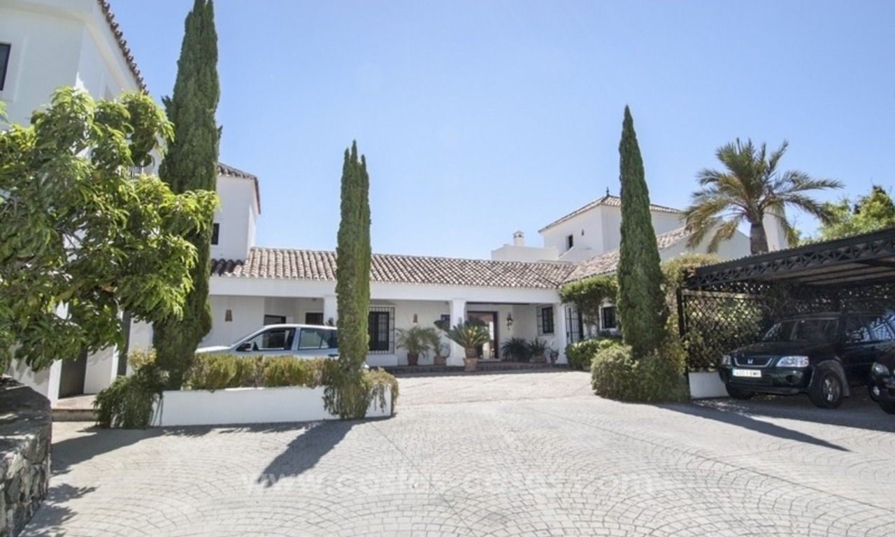 Villa te koop in Provençaalse stijl in El Madroñal, Benahavis – Marbella, met panoramisch berg-en zeezicht 1