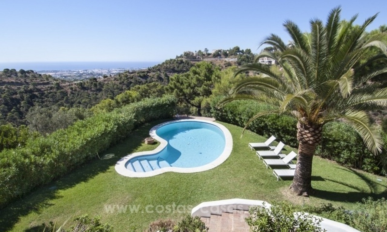 Villa te koop in Provençaalse stijl in El Madroñal, Benahavis – Marbella, met panoramisch berg-en zeezicht 23