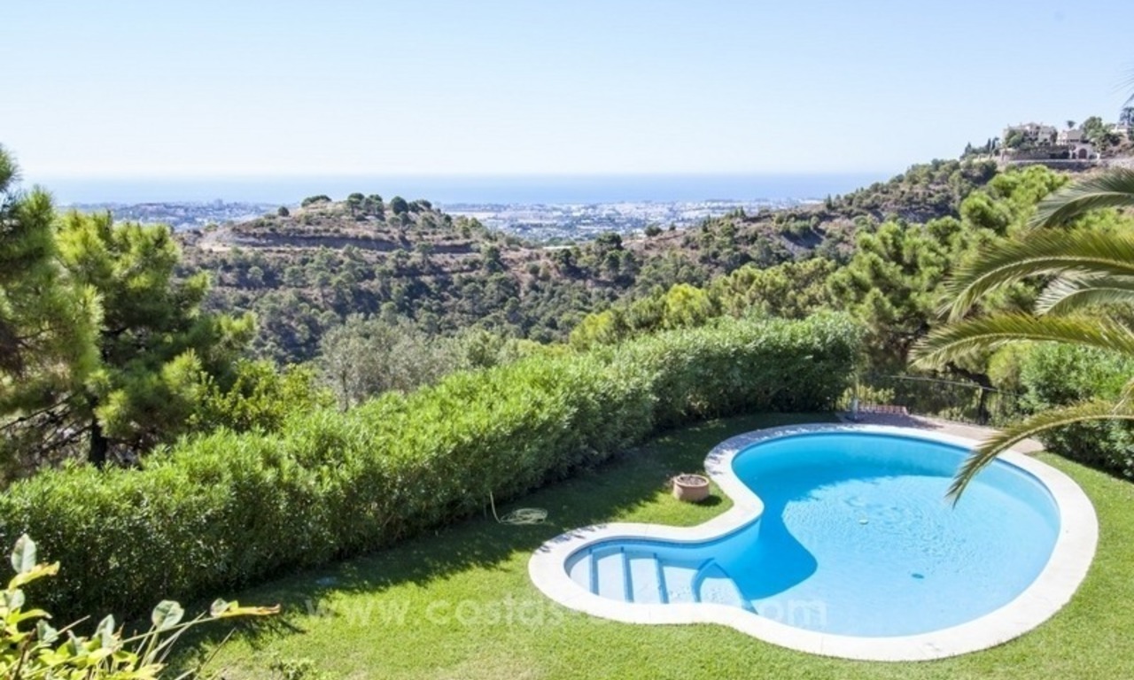 Villa te koop in Provençaalse stijl in El Madroñal, Benahavis – Marbella, met panoramisch berg-en zeezicht 22
