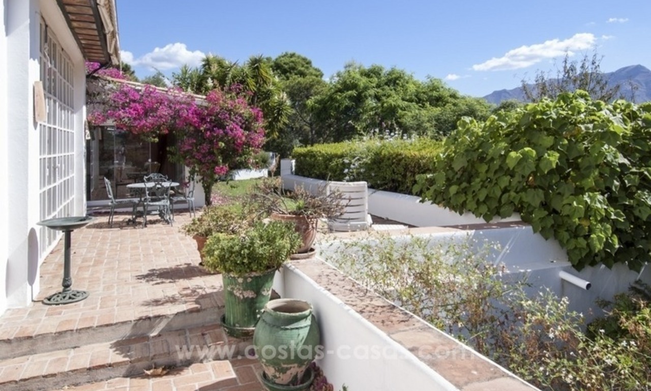 Villa te koop in Provençaalse stijl in El Madroñal, Benahavis – Marbella, met panoramisch berg-en zeezicht 21