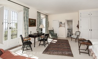 Villa te koop in Provençaalse stijl in El Madroñal, Benahavis – Marbella, met panoramisch berg-en zeezicht 26