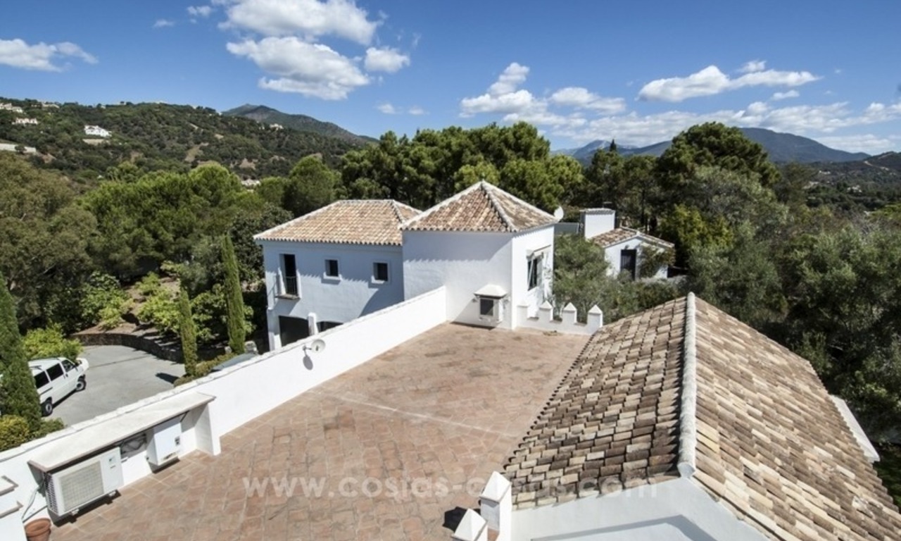 Villa te koop in Provençaalse stijl in El Madroñal, Benahavis – Marbella, met panoramisch berg-en zeezicht 30