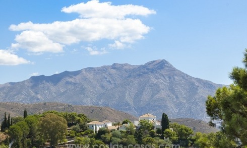 Villa te koop in Provençaalse stijl in El Madroñal, Benahavis – Marbella, met panoramisch berg-en zeezicht 