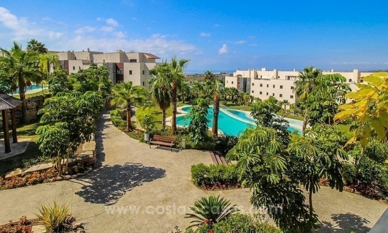 Quasi nieuw en modern appartement te koop op 5* golfresort in Benahavis, tussen Marbella en Estepona 17