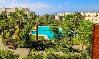 Quasi nieuw en modern appartement te koop op 5* golfresort in Benahavis, tussen Marbella en Estepona 0