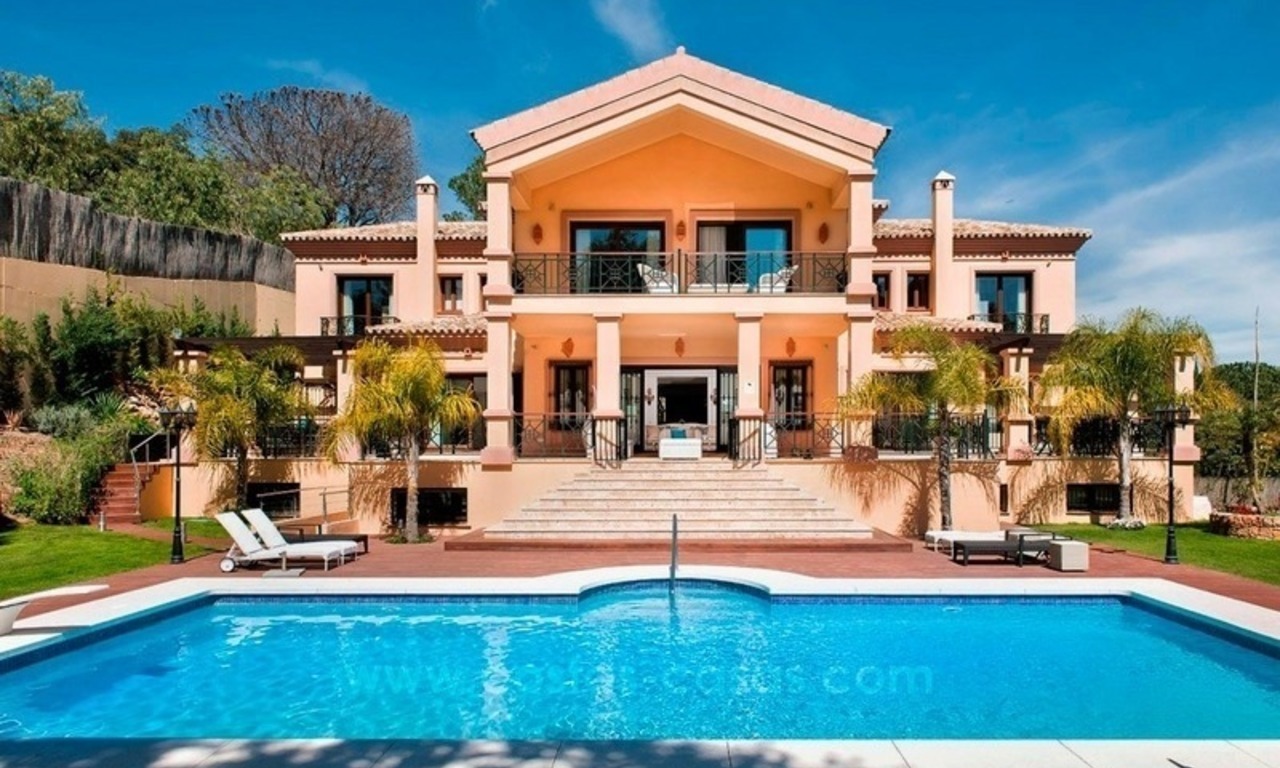 Grote klassieke villa te koop met zeezicht in El Madroñal, Benahavis - Marbella 2