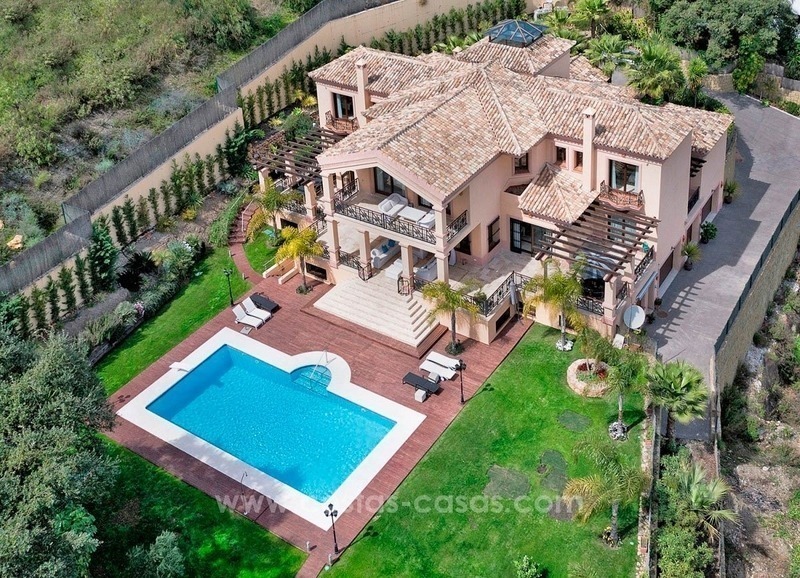 Grote klassieke villa te koop met zeezicht in El Madroñal, Benahavis - Marbella