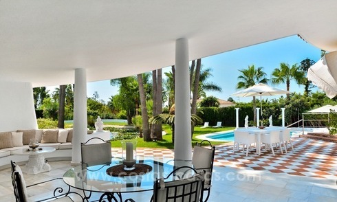 Stijlvolle en gerenoveerde villa te koop op de Golden Mile te Marbella 