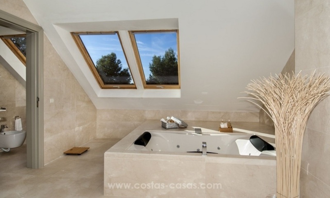 Nieuwe luxe contemporaine eerstelijne golf villa te koop in oost Marbella 32
