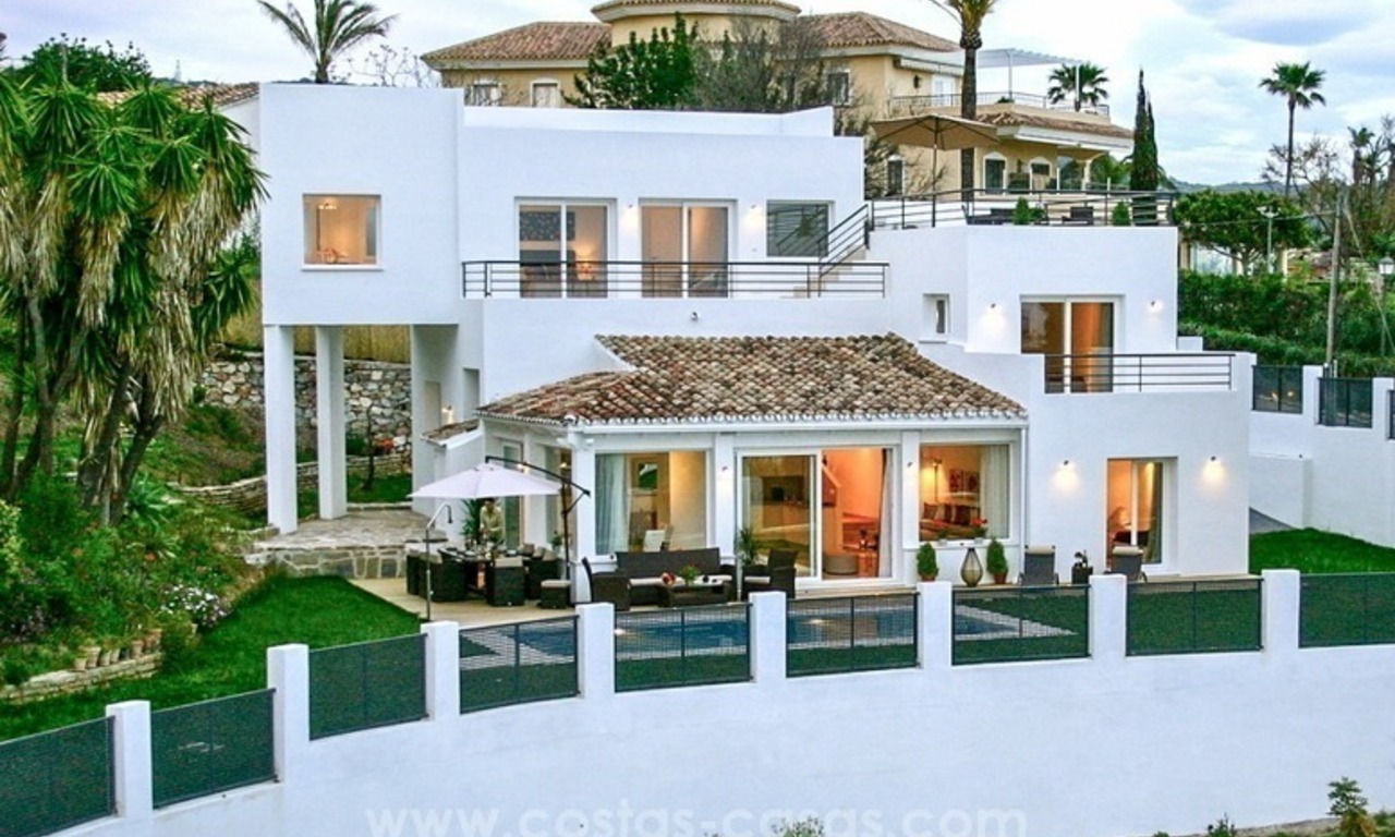Moderne scherpgeprijsde villa te koop met zeezicht in oost Marbella 0