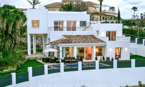 Moderne scherpgeprijsde villa te koop met zeezicht in oost Marbella 
