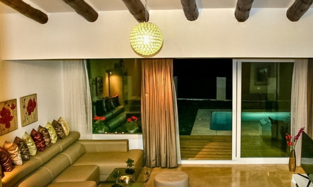 Moderne scherpgeprijsde villa te koop met zeezicht in oost Marbella 21