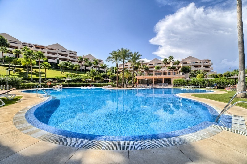 Luxe penthouse met golf- en zeezicht te koop in Benahavis – Marbella
