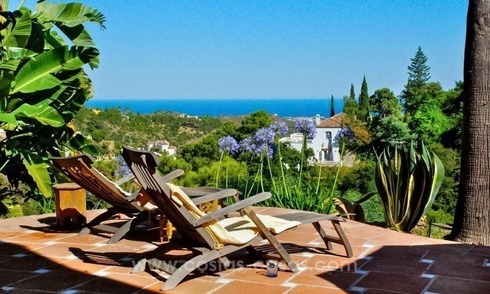 Charmante Andalusische Villa te koop met uitstekend zee- en bergzicht in El Madroñal in Benahavis – Marbella 