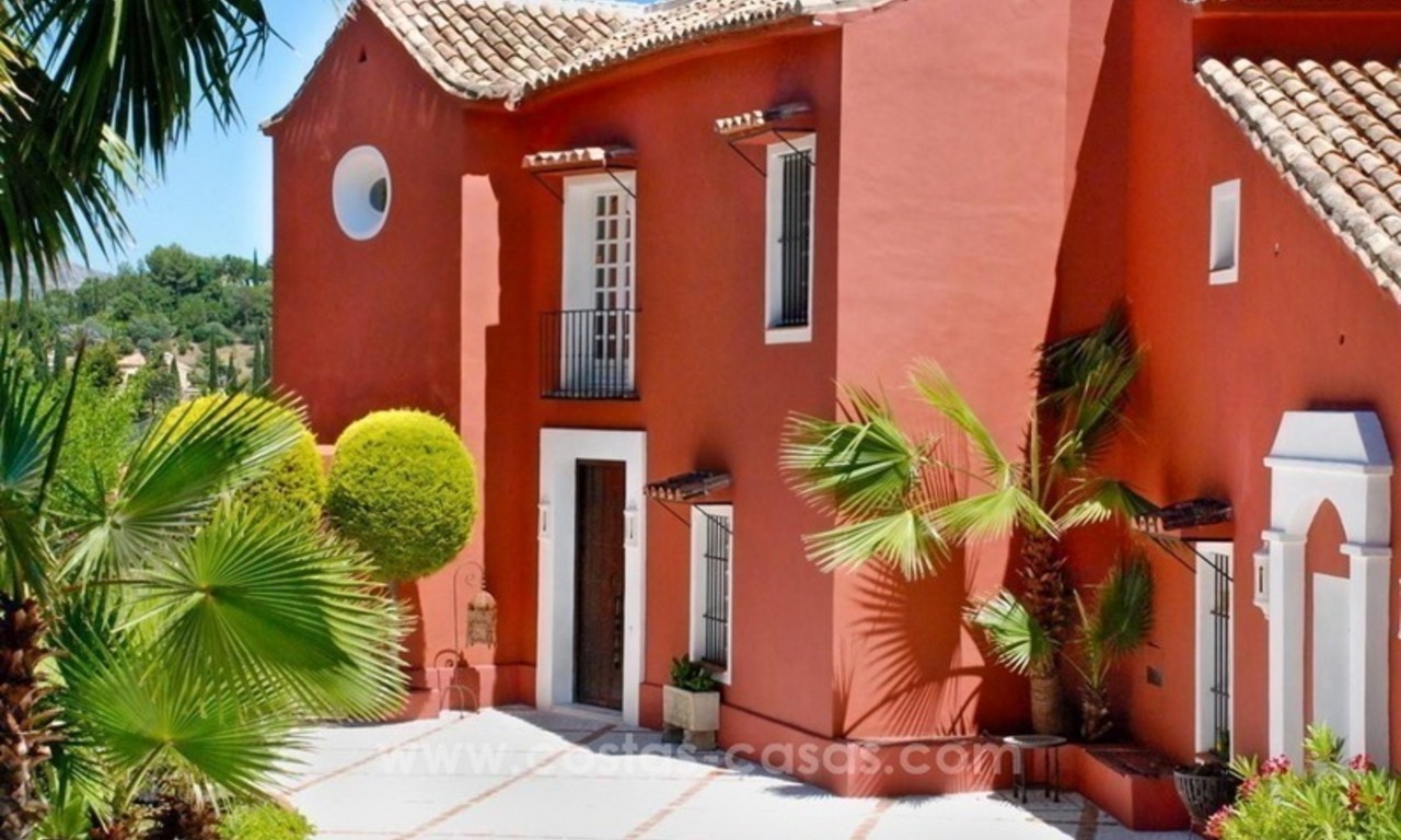 Charmante Andalusische Villa te koop met uitstekend zee- en bergzicht in El Madroñal in Benahavis – Marbella 2
