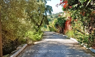 Charmante Andalusische Villa te koop met uitstekend zee- en bergzicht in El Madroñal in Benahavis – Marbella 3