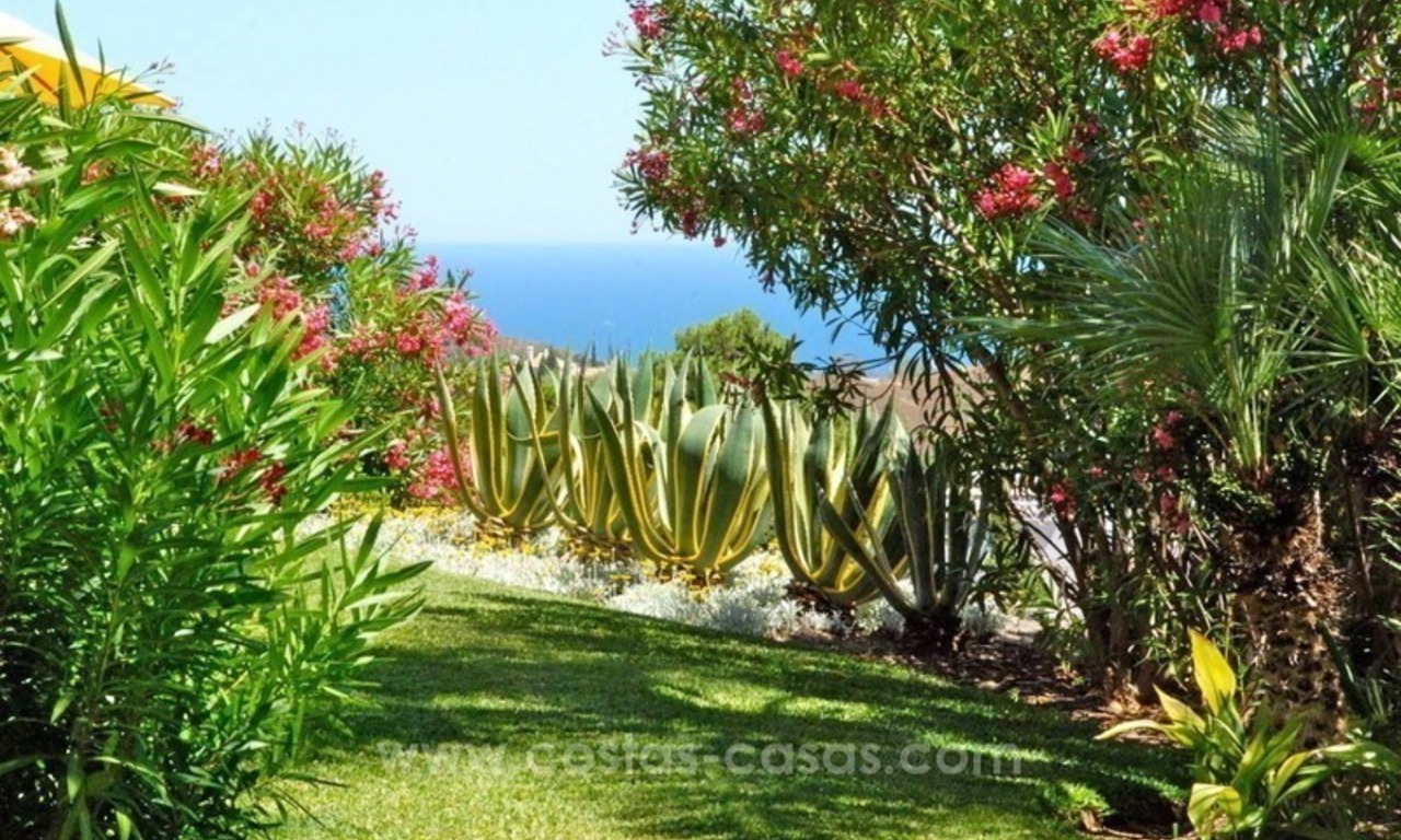 Charmante Andalusische Villa te koop met uitstekend zee- en bergzicht in El Madroñal in Benahavis – Marbella 5
