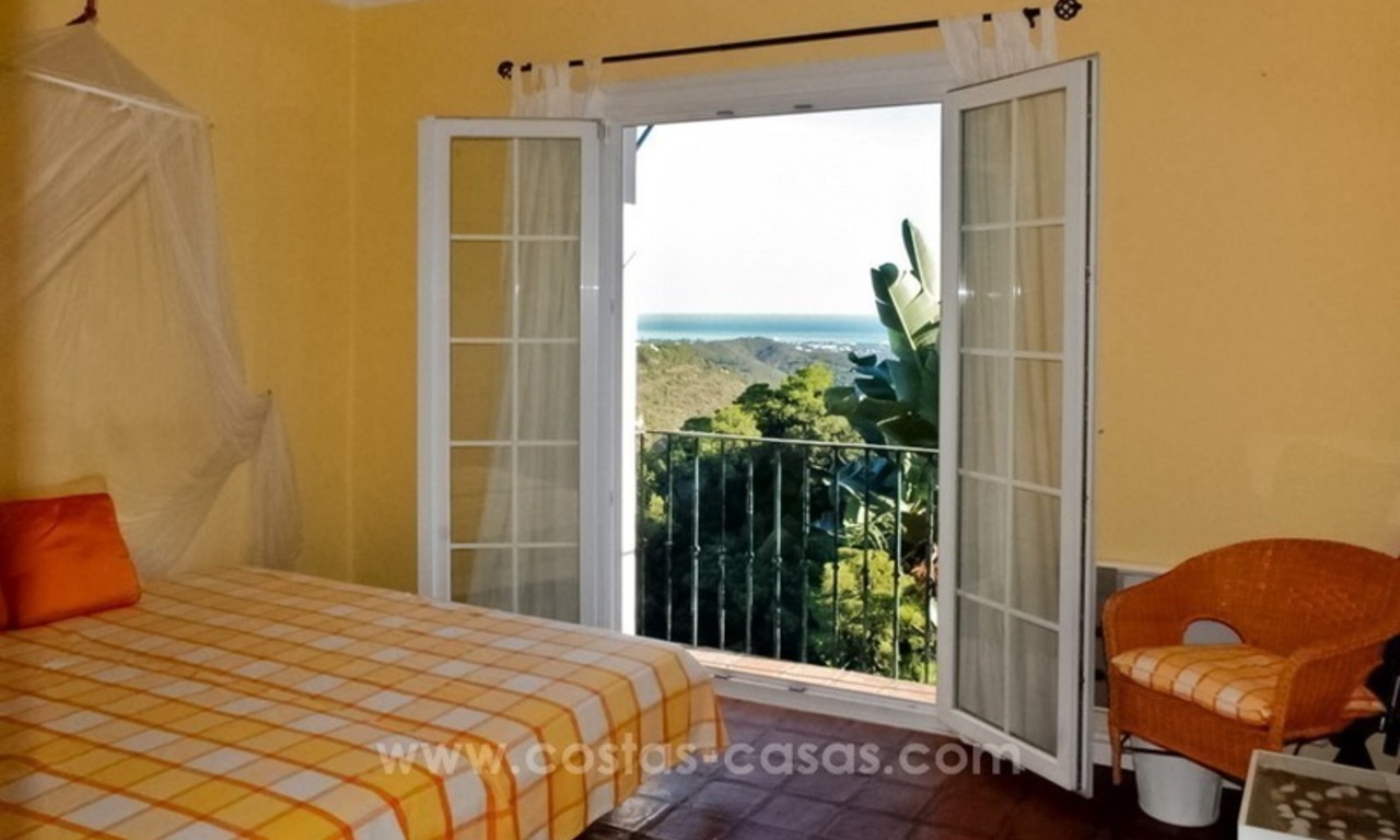 Charmante Andalusische Villa te koop met uitstekend zee- en bergzicht in El Madroñal in Benahavis – Marbella 18