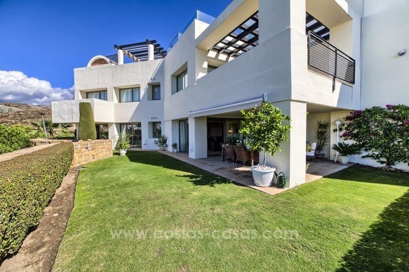 Modern luxe eerstelijn golf appartement te koop in een 5-sterren golf resort in Benahavis – Marbella