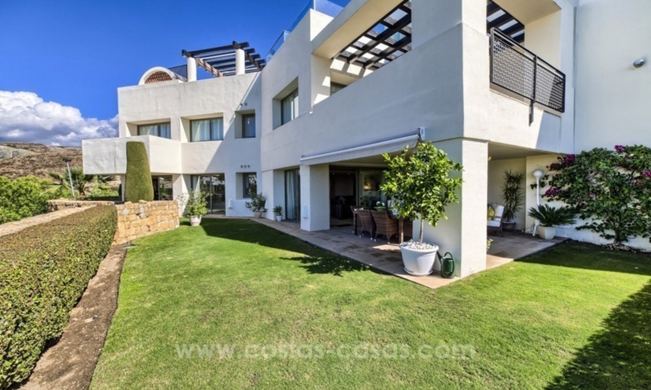 Modern luxe eerstelijn golf appartement te koop in een 5-sterren golf resort in Benahavis – Marbella 0