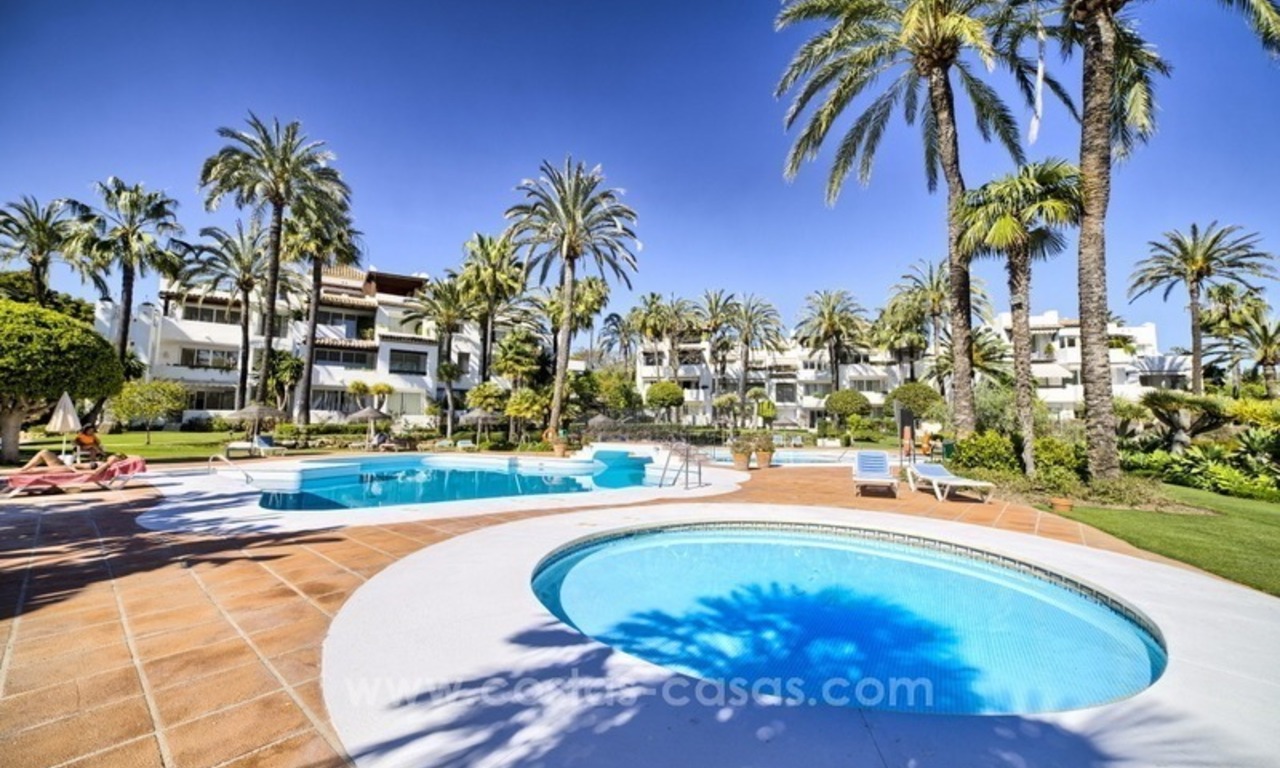 Luxe eerstelijn strand appartement te koop op de New Golden Mijl te Estepona 1