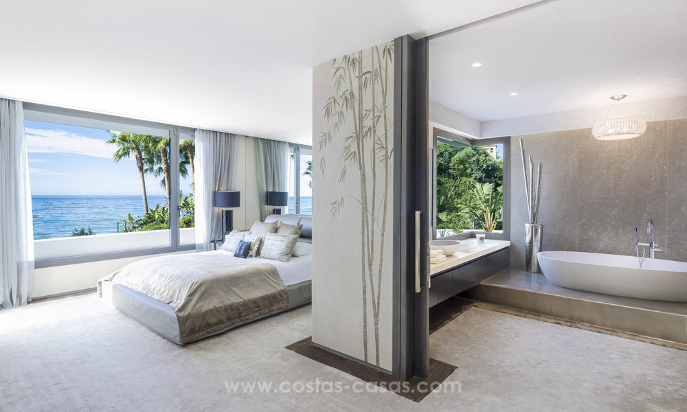 Moderne Eerstelijns strand villa te koop in oost Marbella 14979