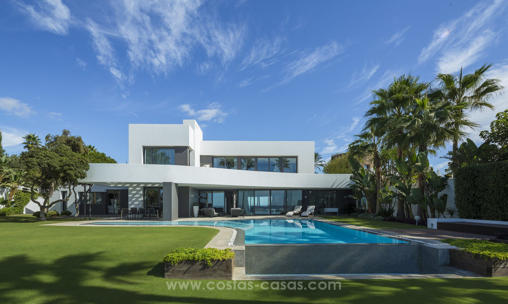 Moderne Eerstelijns strand villa te koop in oost Marbella 14983
