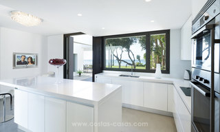 Moderne Eerstelijns strand villa te koop in oost Marbella 14989 