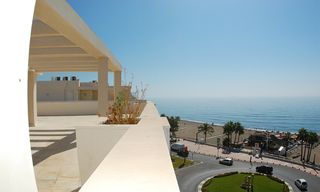 Modern eerstelijn strand appartement te koop, aan de strandboulevard in het centrum van Estepona 2