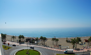 Modern eerstelijn strand appartement te koop, aan de strandboulevard in het centrum van Estepona 0