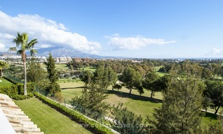 Moderne frontline golf villa te koop in Marbella – Benahavis met spectaculair panoramisch golf-, zee- en bergzicht 1