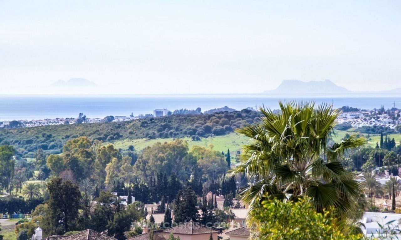 Moderne frontline golf villa te koop in Marbella – Benahavis met spectaculair panoramisch golf-, zee- en bergzicht 8