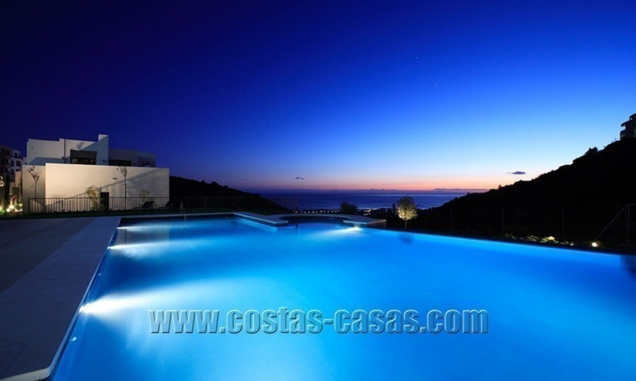 Een modern penthouse te koop in een luxe resort in Marbella 25