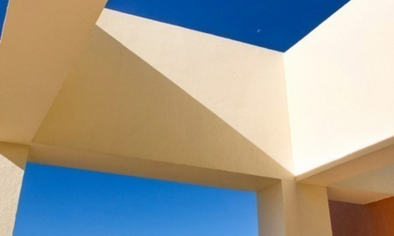 Een modern penthouse te koop in een luxe resort in Marbella 6