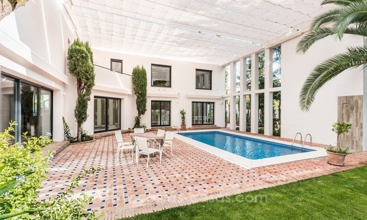 Volledig gerenoveerde contemporaine villa te koop in Nueva Andalucia te Marbella 1