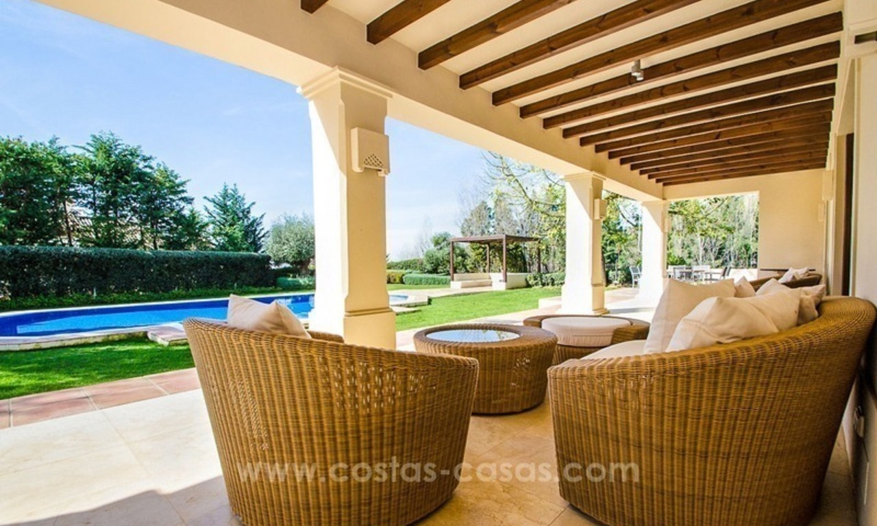 Luxe villa te koop in een moderne Andalusische stijl, op de Golden Mile te Marbella 34