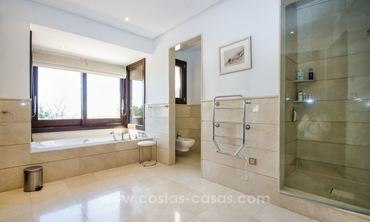 Luxe villa te koop in een moderne Andalusische stijl, op de Golden Mile te Marbella 28