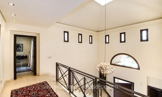 Luxe villa te koop in een moderne Andalusische stijl, op de Golden Mile te Marbella 29