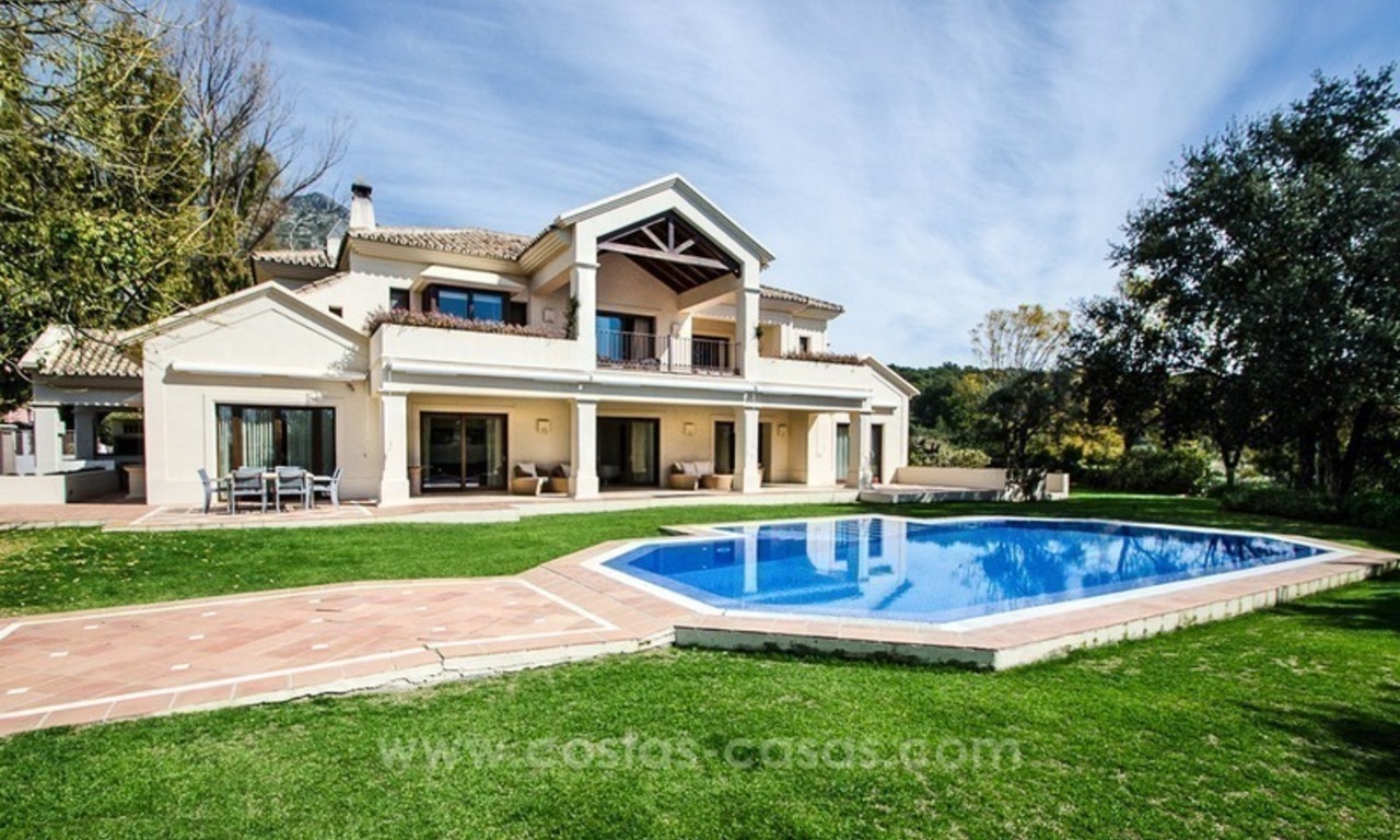 Luxe villa te koop in een moderne Andalusische stijl, op de Golden Mile te Marbella 1